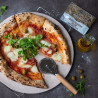KAMIEŃ DO PIZZY Z UCHWYTEM I NOŻYKIEM