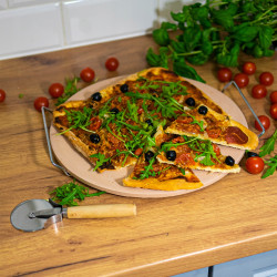 KAMIEŃ DO PIZZY Z UCHWYTEM I NOŻYKIEM