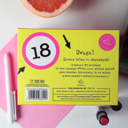 KUBEK NA 18 NASTKĘ Z BRELOKIEM PREZENT